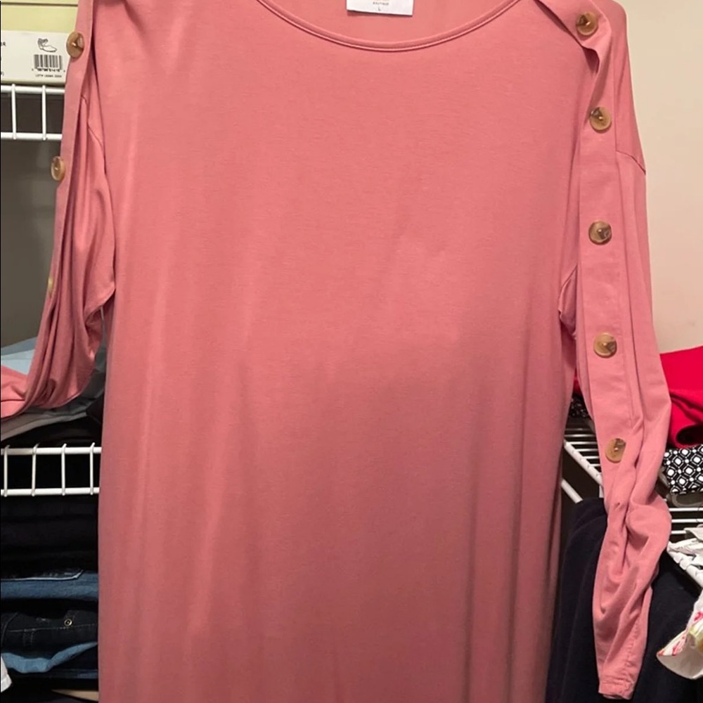 Cute t-shirt dress in a lovely rose color. Size L